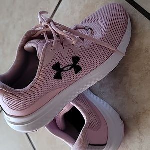 Under Armour sz 8 women's sports shoes